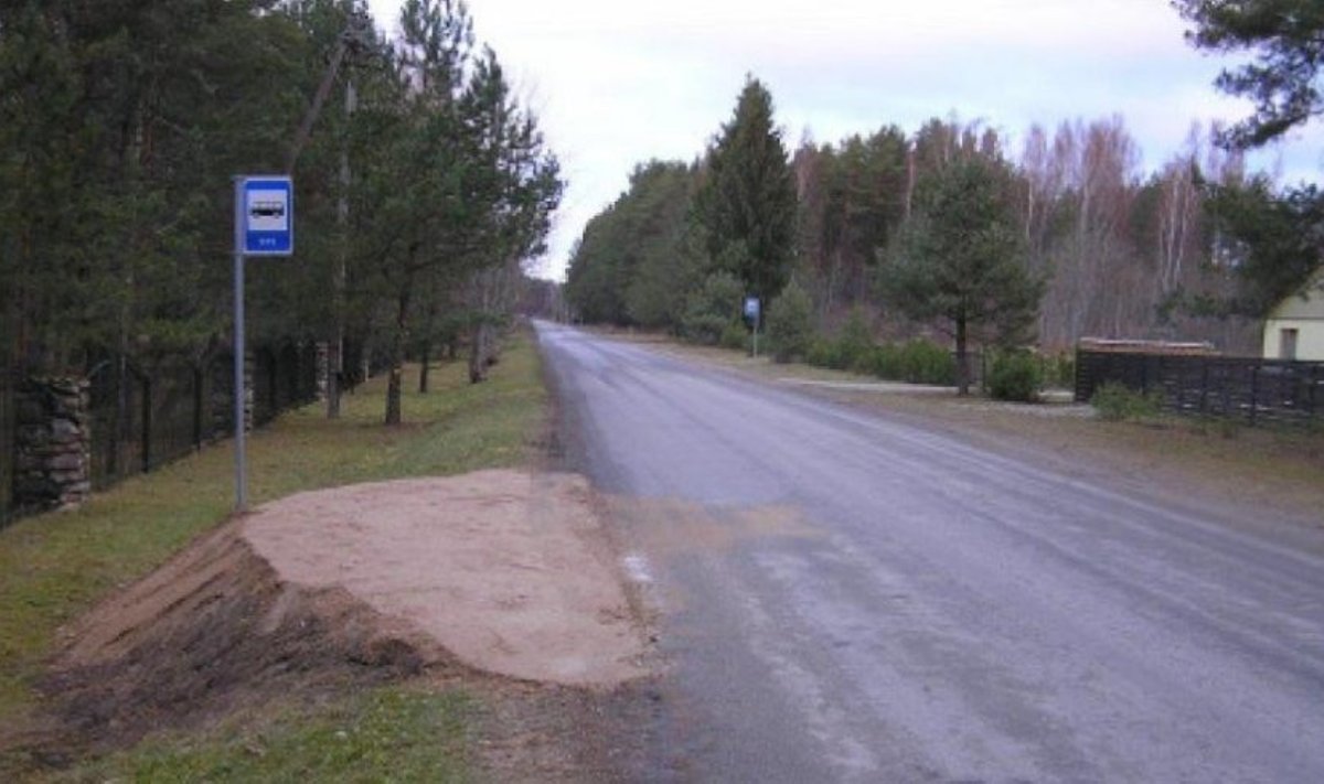 Valla tellimusel paigaldas Maanteeamet Jõekalda tee Oru koolibussi peatustesse sildid. Liiklusohutuse tagamiseks on seal maksimaalne liikluskiirus 50 km/h.