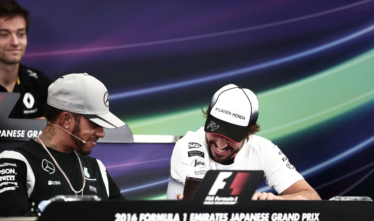 Lewis Hamilton ja Jenson Button pressikonverentsil Snapchatiga mängimas.