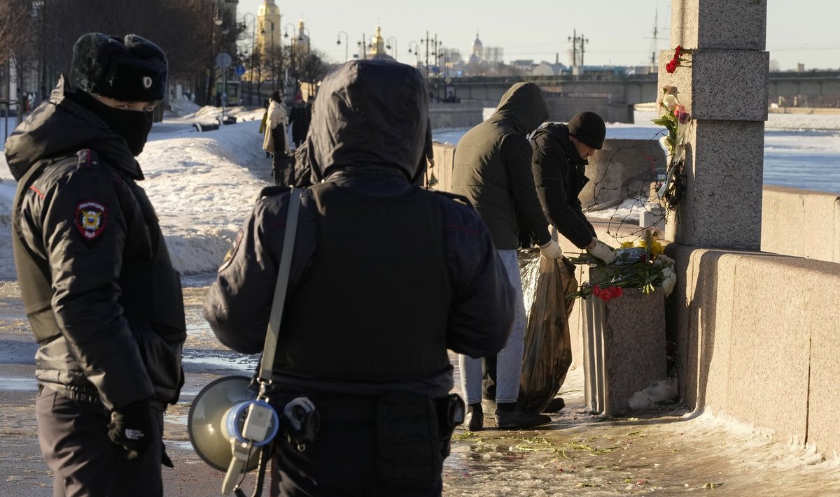 Ametnikud täidavad võimude korraldusi ja viivad ära Navalnõi mälestamiseks toodud lilli.