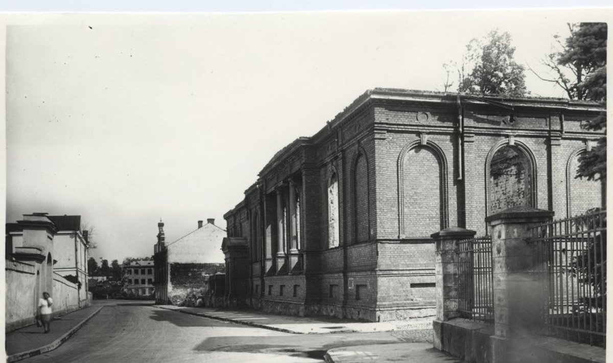 Laia ja Magasini tänava nurk pärast 1941. aasta sõjasuve. Paremal näha võimla varemed. Vasakul botaanikaaia värav. Otsevaates asus keskaegne Vene värav.