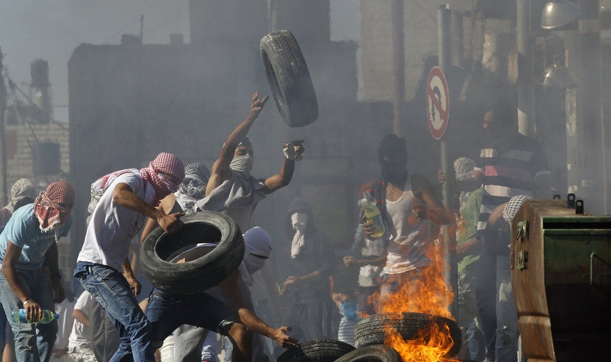 Палестинцы жгут покрышки в Иерусалиме. 2 июля 2014.