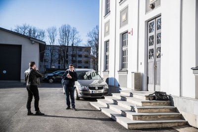 Hannes Kaljujärv jõuab tunnike enne etendust kohale.