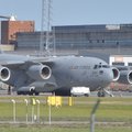 ФОТО DELFI: Союзники не спят — в Таллинне приземлился транспортный Boeing ВВС США