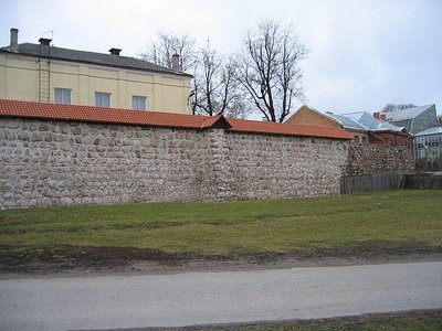 Tartu linnamüüri säilinud lõik Magasini tänava juures. Paremal näha vana võimlahoone ja botaanikaaia palmimaja.