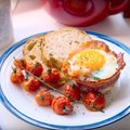 KIIRE HOMMIKUSÖÖGI SOOVITUS: Röstsaia ja grillitud tomatitega muna-peekoni muffinid