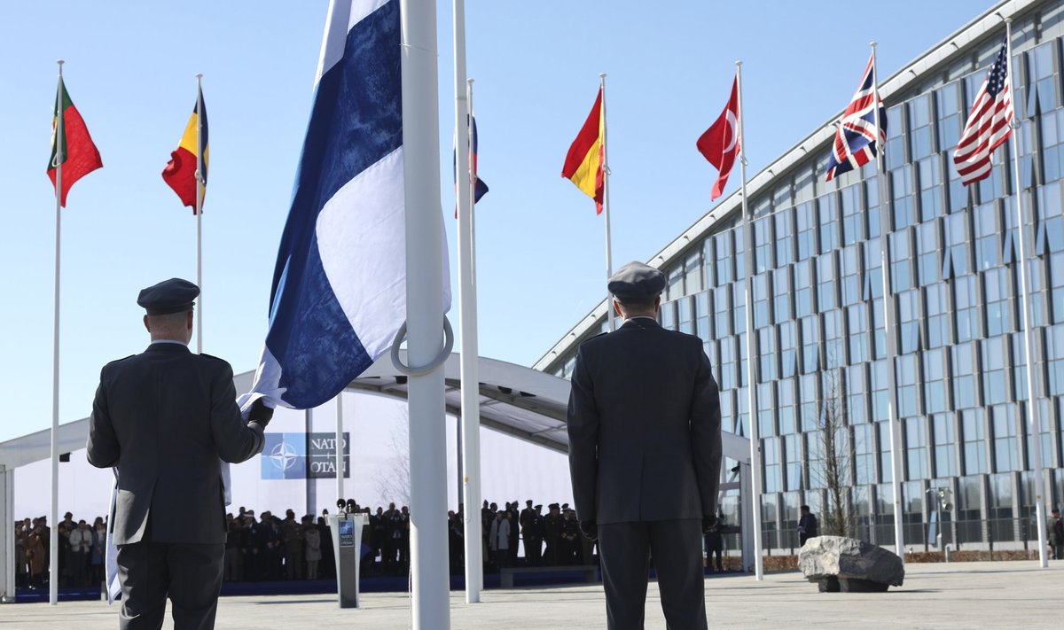 Подъем флага Финляндии перед штаб-квартирой НАТО