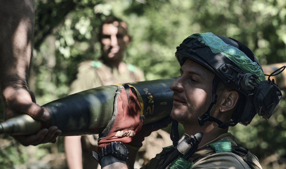 Ukraina sõdur tassimas Bahmuti all GRAD-kompleksi raketti.