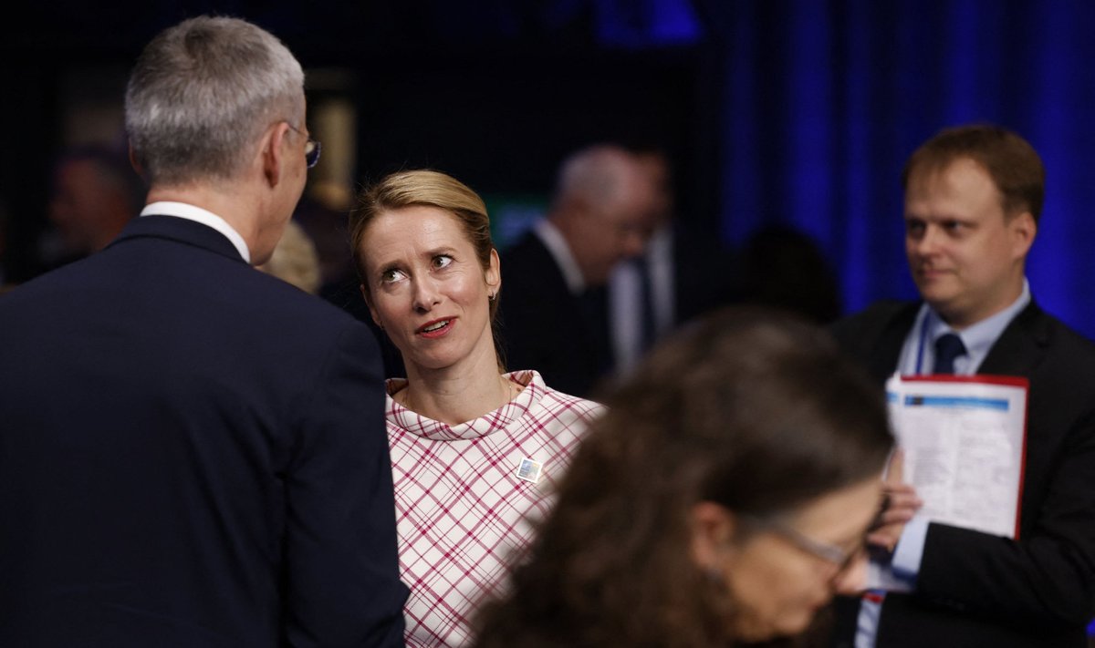 Peaminister Kaja Kallas arutab NATO Vilniuse tippkohtumisel peasekretär Jens Stoltenbergiga (vasakul seljaga) midagi tähtsat