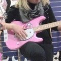 VIDEO: Soomes muusikapoes jäi tüdrukutele näppu Hello Kitty kitarr