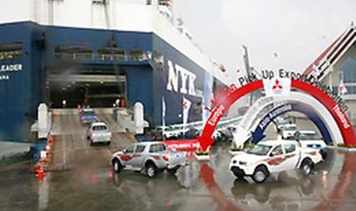 Miljondenda Mitsubishi pikapi eksportimise tseremoonia sadamas.