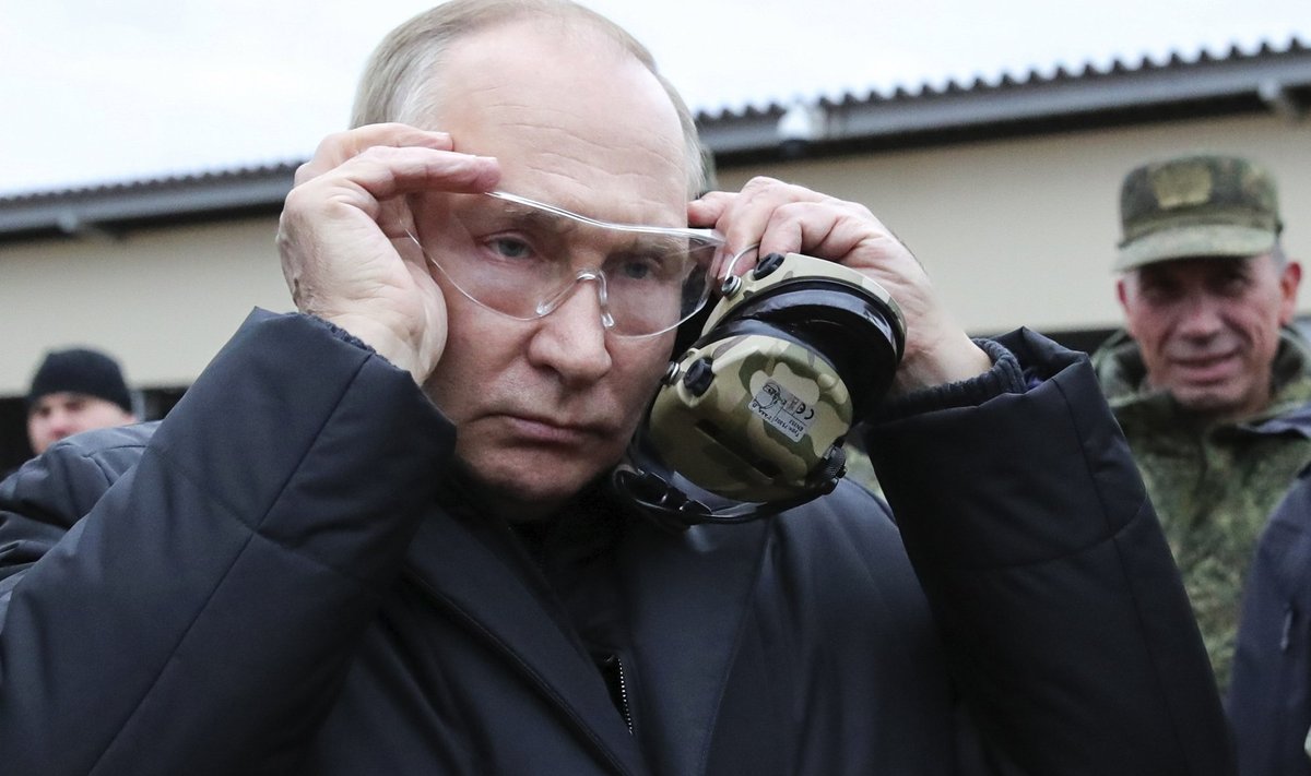 Sõjaväge inspekteeriv Putin paneb ette kaitseprillid