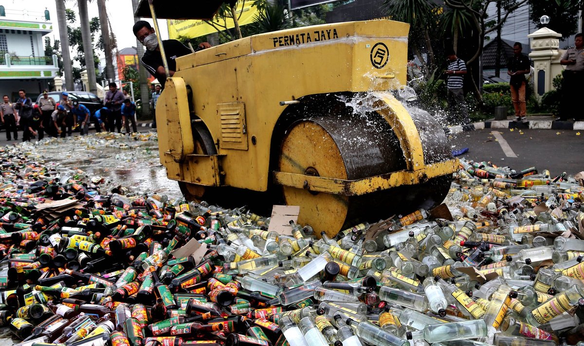 Nüüdisaegne islam alkoholile ei halasta. Pildil purustab teerull Indoneesias Jakartas inimestelt konfiskeeritud vägijooke.
