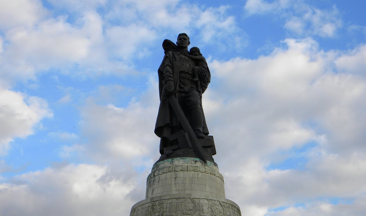 Посмотрите, в каком идеальном состоянии немцы содержат памятник Воину-освободителю в Трептов парке