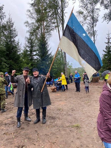 Juhan Änilase (paremal) perekonnas on õnnestunult säilinud Eesti Vabariigi sõjaeelne linane riigilipp. Viimati hoidis ta seda kõrgel sel sügisel Ennuksemäel, metsavendade taastatud punkri avamisel, kuhu tuli kohale ka Viljandi vallavanem Alar Karu (vasakul)