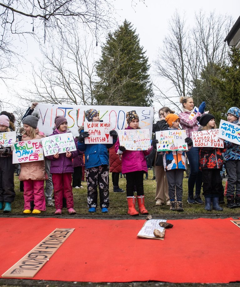 Lapsed protestisid koos vanematega Lääneranna vallamaja ees koolide sulgemise vastu.