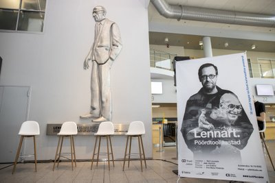 "LENNART. PÖÖRDTOOLIAASTAD" toob meelde 1992. aasta Kadriorus presidendilossis. Lavastuses on lubanud kaasa teha ka president Toomas Hendrik Ilves. Helle Merit kehastab Eva Koldits ja Mart Laari Ragnar Uustal. Gert Raudsepast saab Jaan Kross ja Bill Clinton ning Rasmus Kaljujärvest Urmas Ott ja Boriss Jeltsin.