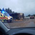 ФОТО | На шоссе Таллинн — Тарту опрокинулся грузовик