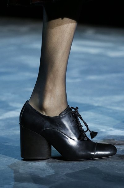 Marc by Marc Jacobsi mustad toeka kontsaga kingad on iga garderoobi must have, lisades stiilipunkte ontlikule sügiskomplektile. Aktuaalsed hooajast sõltumata.