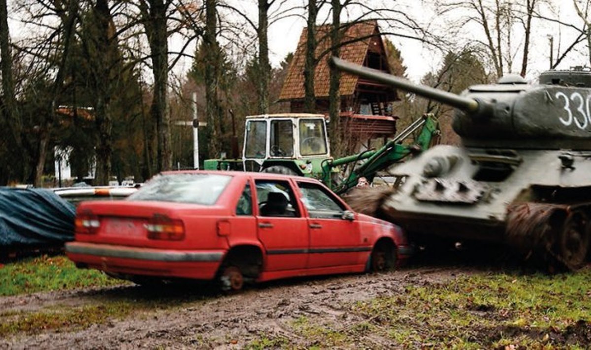 Tank alustab ülesõitu punasest Volvost.