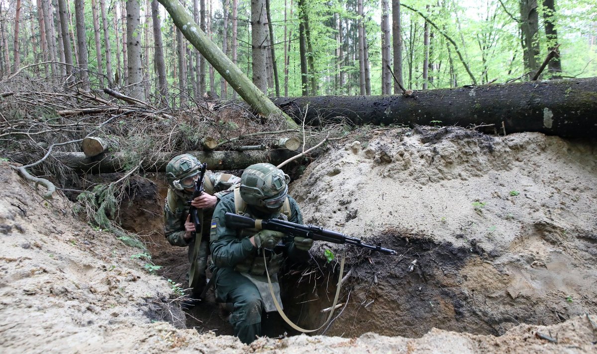 RASKE TREENINGUL, RASKE LAHINGUS: Ukraina sõdurid väljaõppel. Rindel on seis raske.