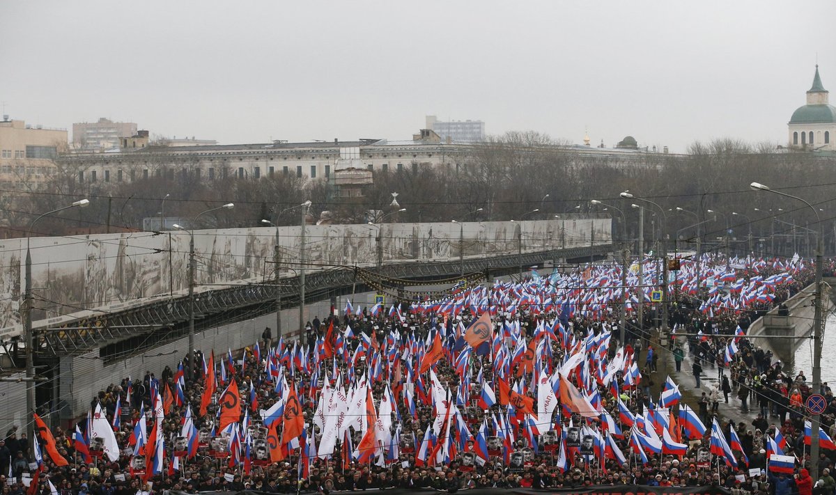 Eile kogunes üle 50 000 inimese Nemtsovi mälestuseks korraldatud rongkäiku. „Kangelased ei sure. Need kuulid tabasid igaühte meist,” oli osalejate sõnum.