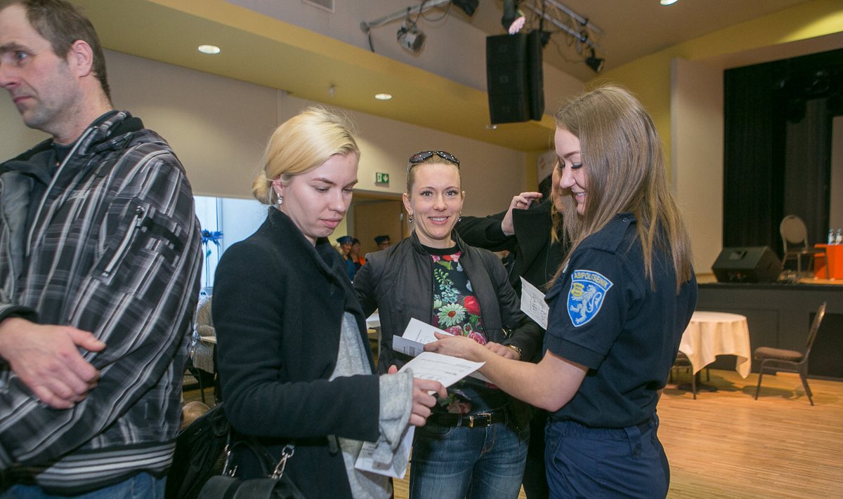 Liis Unger (vasakult) ja Kristi Sillart kuulavad noorsoopolitseinik Nancy Reinarti muljeid politseitööst.