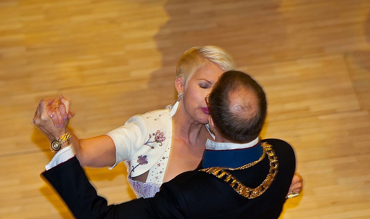 “DANCE ME TO THE END OF LOVE”: Eesti esipaar vabariigi aastapäeva ballil avavalssi keerutamas.