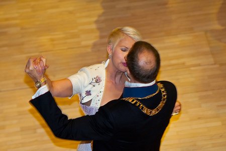 “DANCE ME TO THE END OF LOVE”: Eesti esipaar vabariigi aastapäeva ballil avavalssi keerutamas.