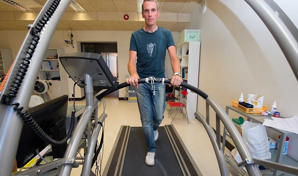 Terves kehas terve vaim: Kristjan Port sõidab jalgrattaga regulaarselt pikki distantse. Pildil jalutab ta oma instituudis trenažööril.