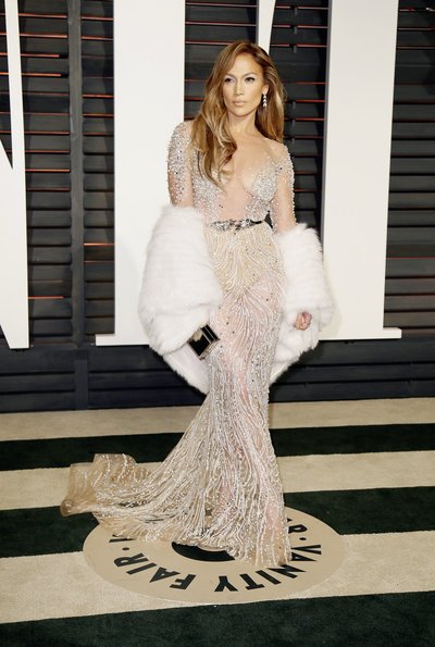 Jennifer Lopez on üks paljudest kuulsustest, kes armastab läbipaistvaid riideid, eriti praegu populaarsuse tipul olevaid nn alastikleite. Õiget pesu kandes ei paljasta ta end kunagi aga liiga palju.
