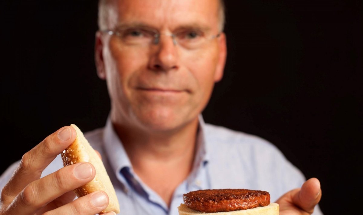 Mark Post ja esimene libalihaga burger (Foto: AFP)