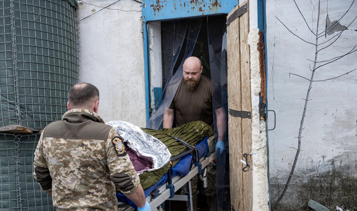 Meedikud kannavad haavatud Ukraina võitlejat