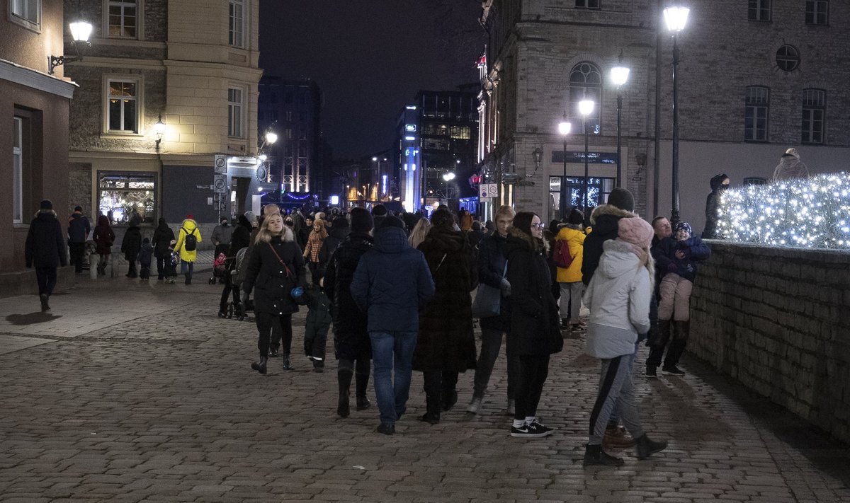 Kohalik rahvas on Tallinna vanalinna taasavastamas.