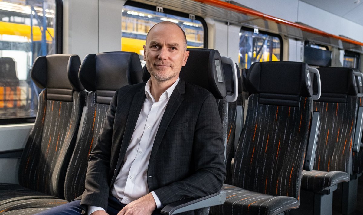 Elroni juhatuse esimees Lauri Betlem uues rongis, mis jõuab liinile 2025. aasta alguses.