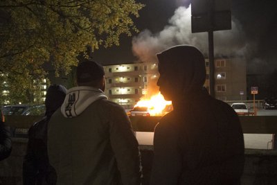 Rahutsed Stocholmi äärelinnas Husbys jätkuvad öösel süüdati mitemid autosid