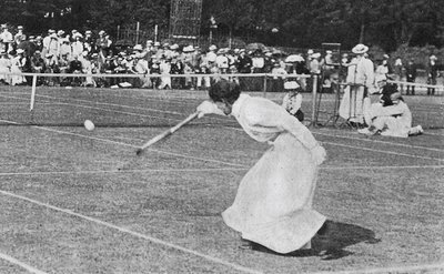 Tennisist Charlotte Cooper krooniti aastal 1900 esimeseks õrnemast soost olümpiavõitjaks.