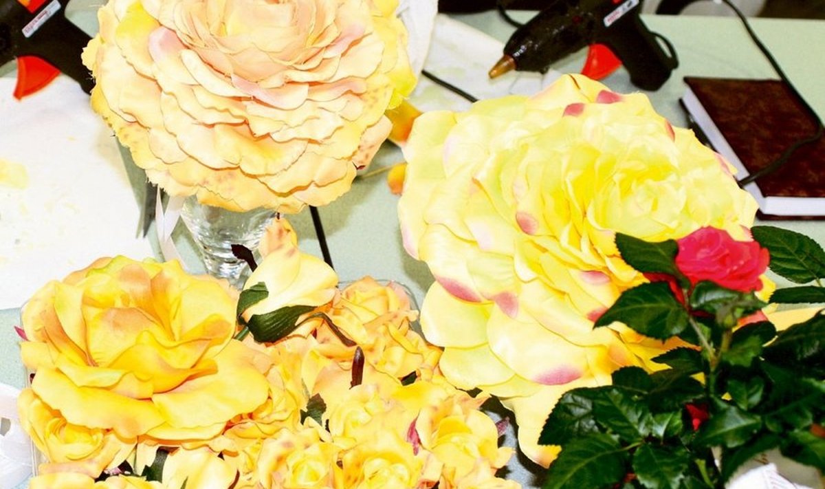 Esmapilgul justkui elus õied, kuid tegu on siiski glameliitehnikas valminud roosidega – väiksemad roosiõied võetakse kroonlehtedeks lahti ning seejärel pannakse kokku üheks suureks õieks.