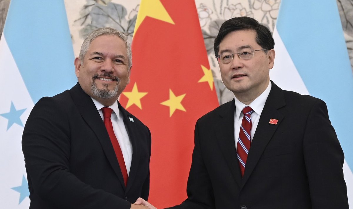 Hondurase välisminister ja Hiina välisminister kätt surumas
