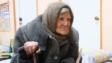 „Ту войну пережила, теперь эту переживаю“: 98-летняя женщина прошла 10 километров, чтобы выбраться из оккупации