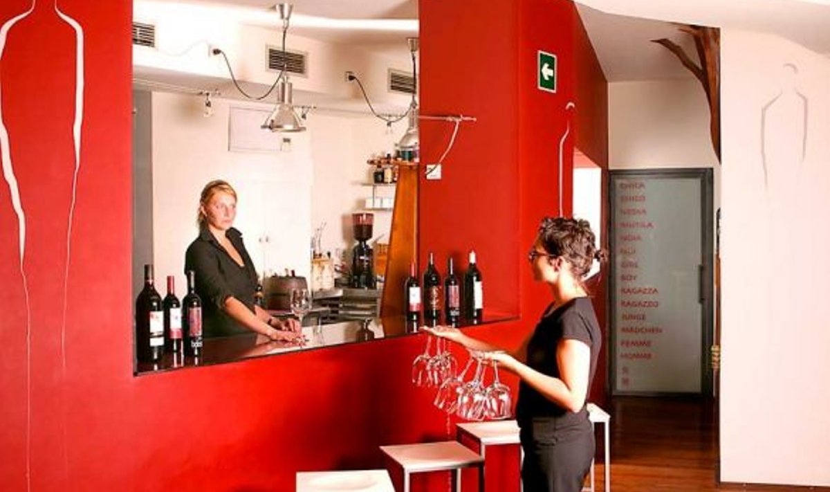 Restoran Safran: Liina Agur (vasakul) teeb oma restoranis vajadusel kõiki töid.(Cecilio Puertas Herrera)