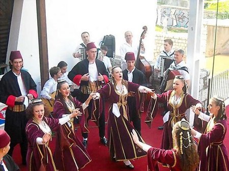 RAHVATANTS JA RAHVARÕIVAD: tugevasti mõjutatud türgi kultuurist.(Sigrid Suu-Peica)