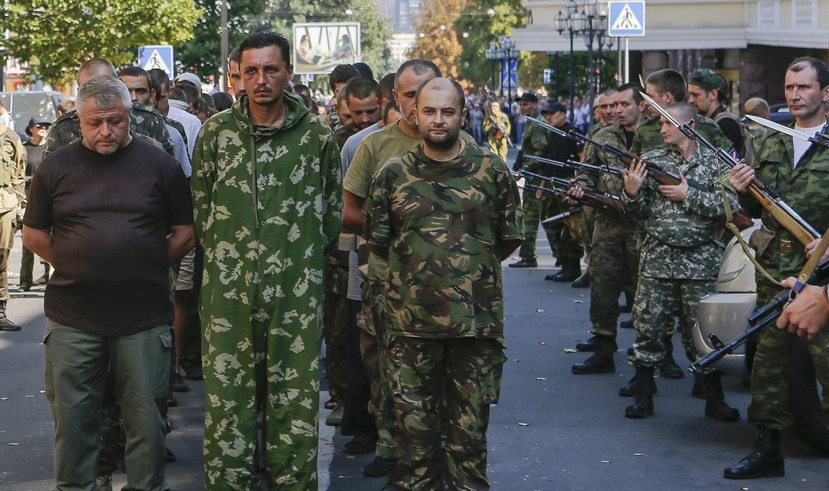 Украинские военнопленные под конвоем мятежников в Донецке. 24 августа 2014 года.