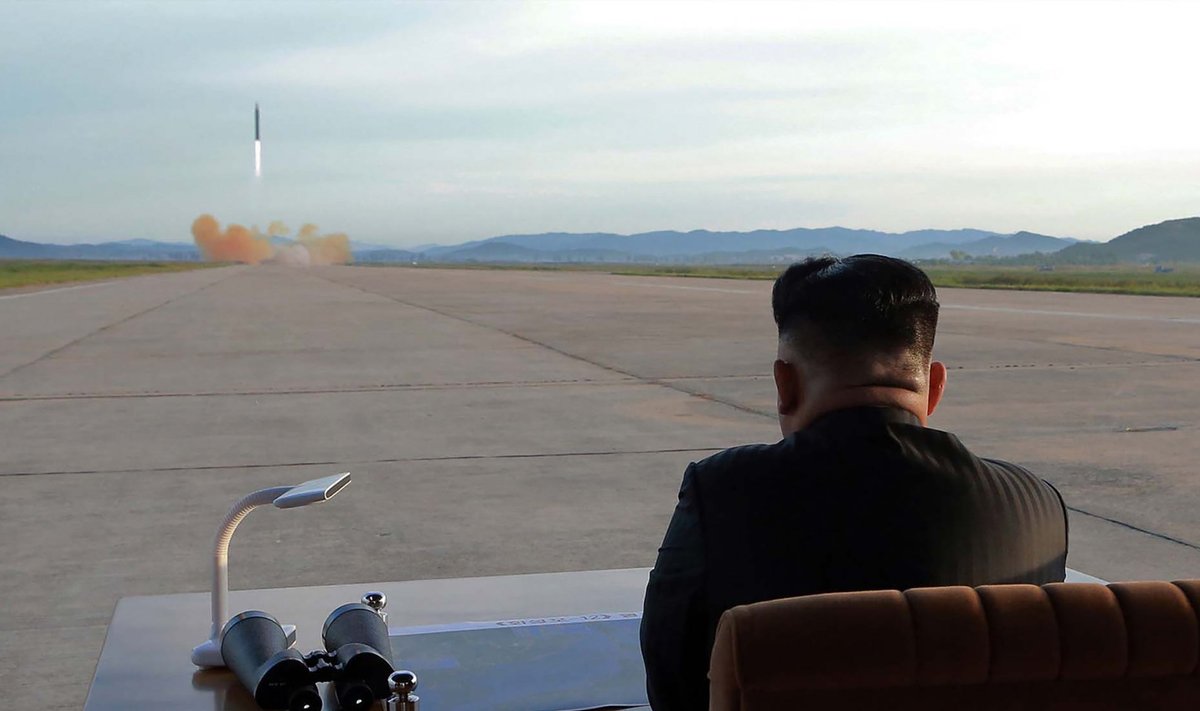 Kim Jong-un septembris raketikatsetust jälgimas. Juunis lubas ta Trumpile, et töötab tuumavaba Korea poolsaare nimel.