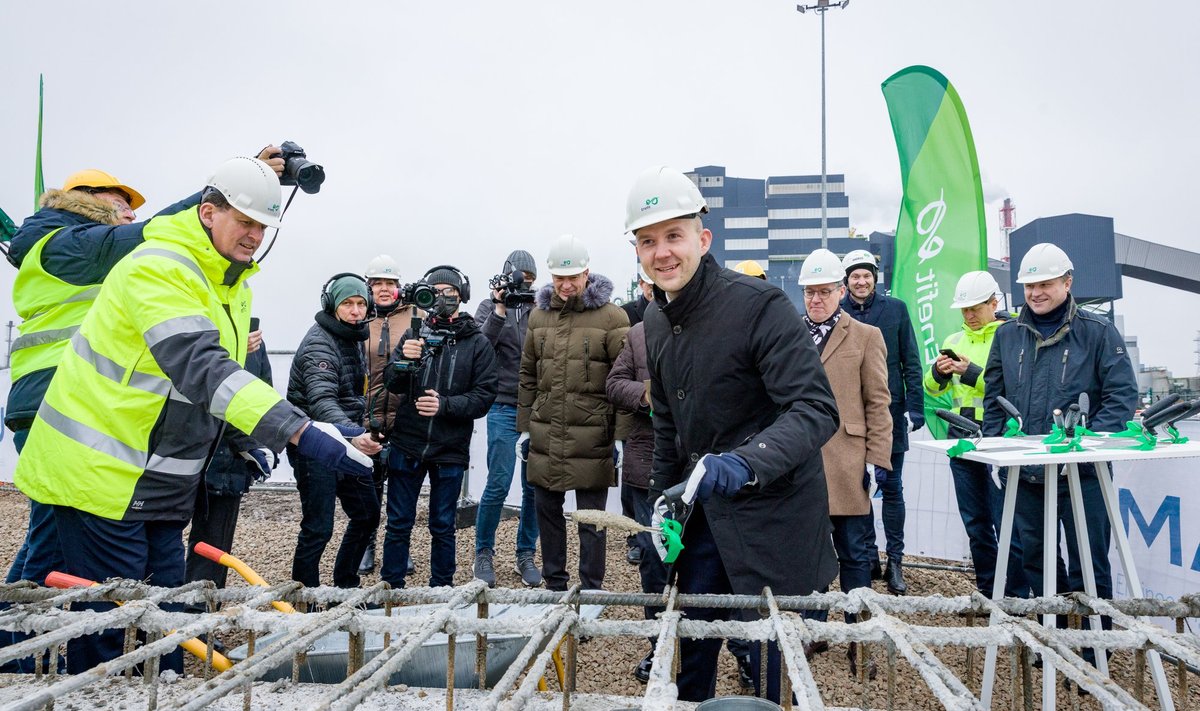 Kas kohus on otsustanud? Toonane keskkonnaminister Tõnis Mölder lubas, et kohtuotsuse saabumiseni ehitusplatsil tööd ei tehta. See aga ei takistanud tal viimaseid päevi minister olles seal samas kellut kätte haaramast ja ehitust alanuks kuulutamast.