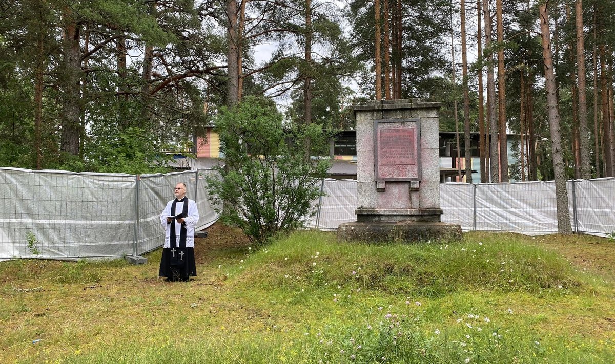 Haljala koguduse õpetaja Urmas Karileet luges enne monumendi eemaldamist ja ühishaua avamist lahkunutele palve.