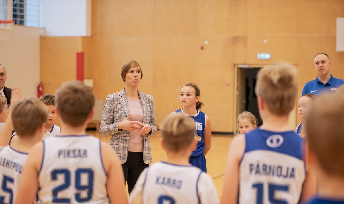 Kersti Kaljulaid Keila korvpallikoolis.