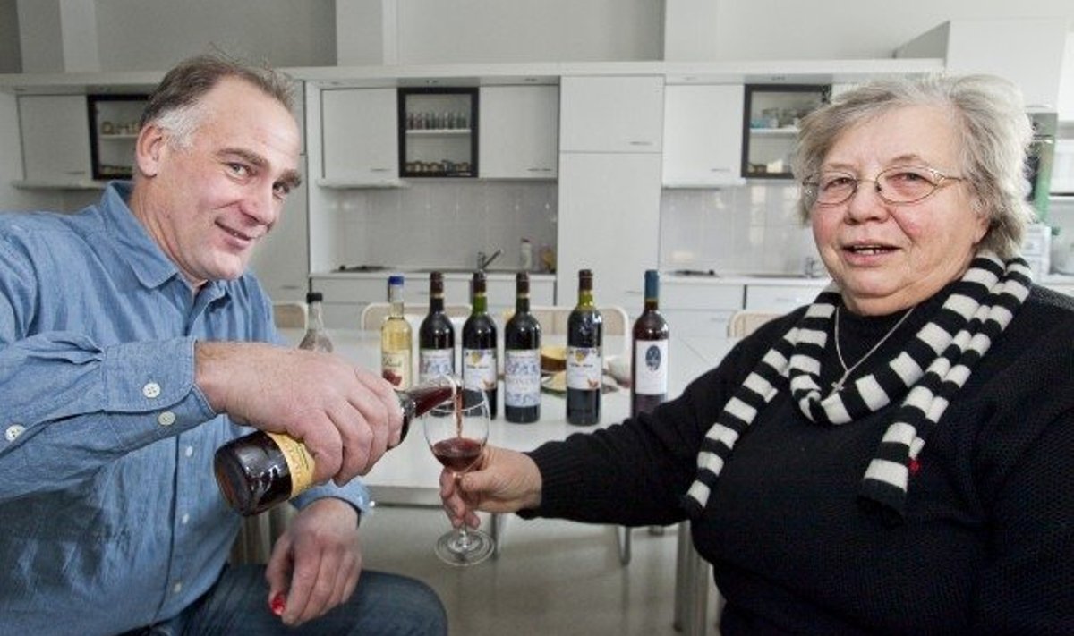 Viinamarjakasvatajad Jaak Eensalu ja Lija Kaska võivad praegu valmistada viinamarjaveini vaid oma tarbeks, mitte müügiks.