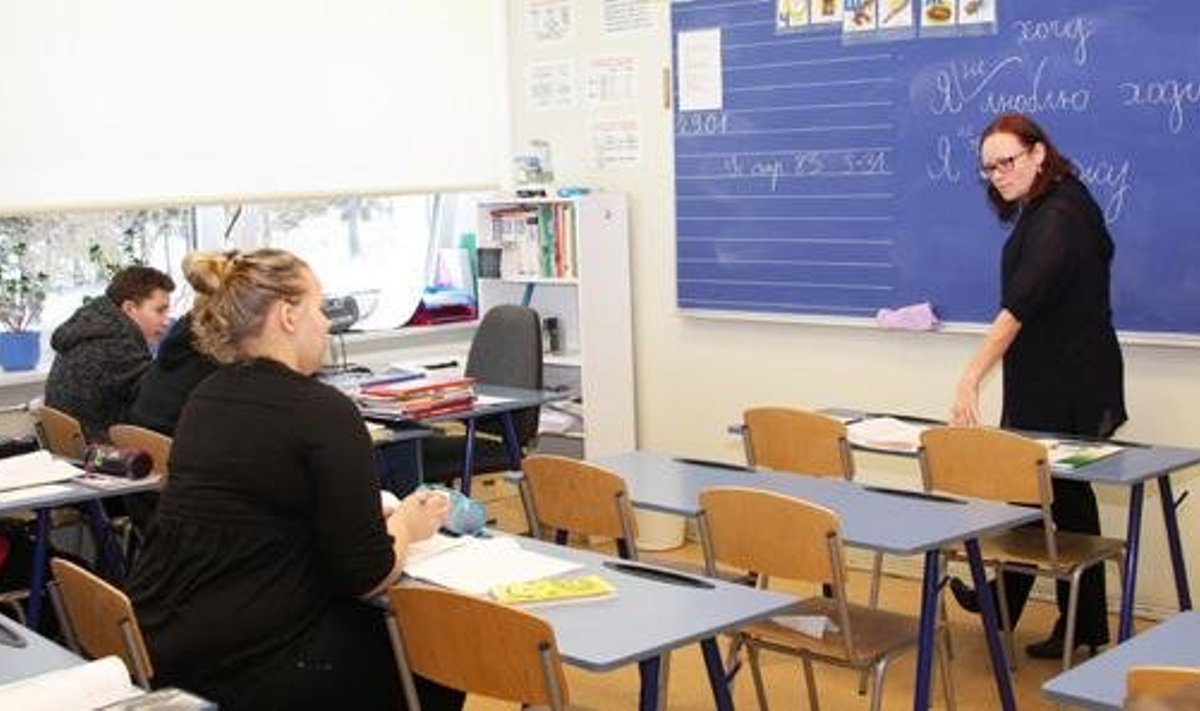Kristiina Suvi vene keele tundi andmas asendusõpetajana Vaida põhikoolis