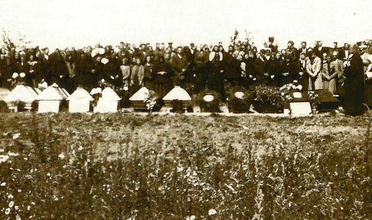 Udukülas tapetud Vaimastvere meeste ümbermatmine nende kodukalmistutele toimus 1. augustil 1942.