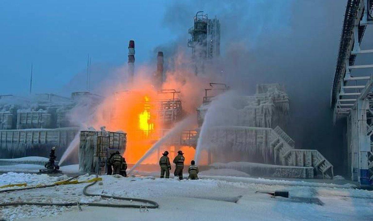 Тушение пожара на терминале в порту Усть-Луга